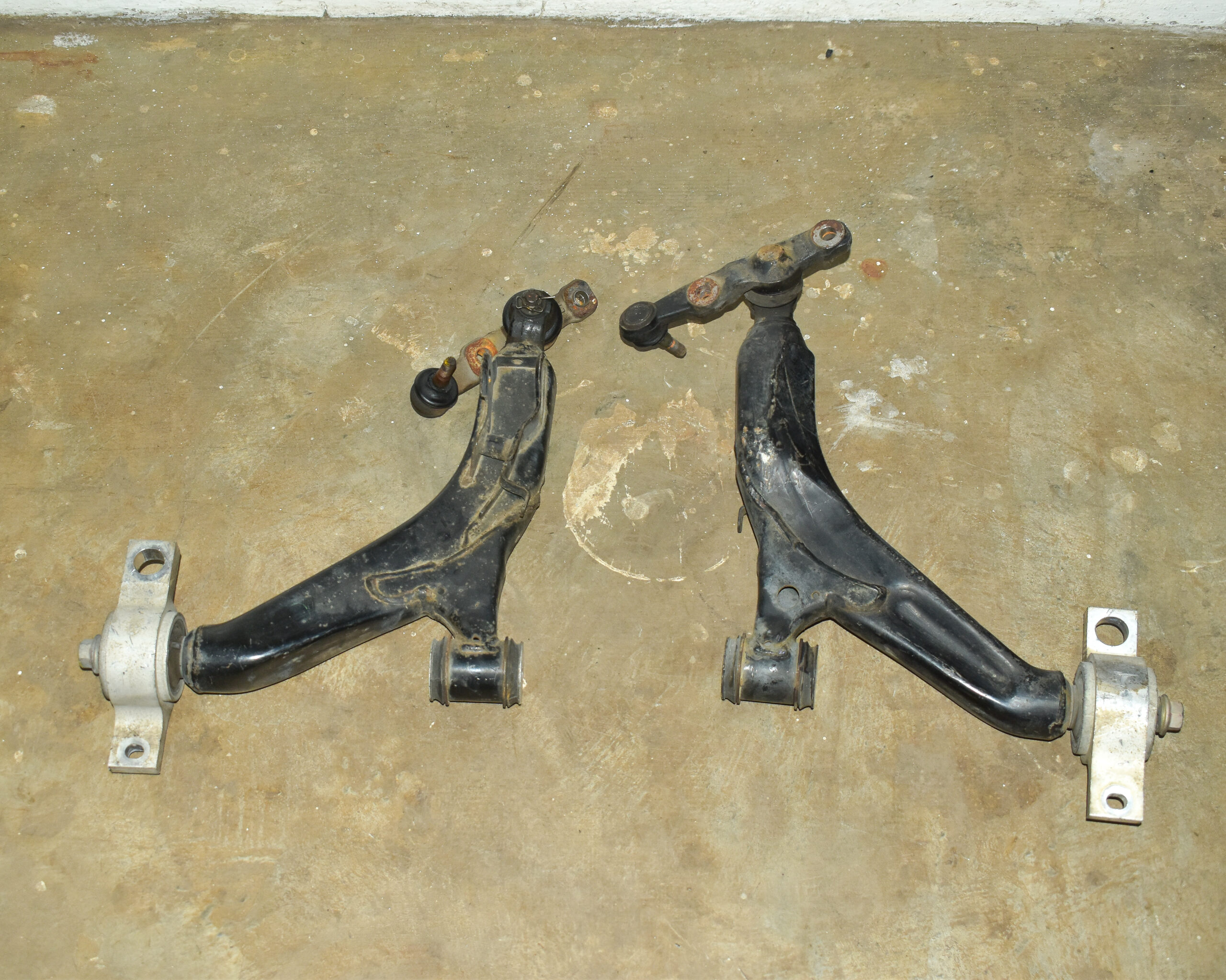 Toyota Mark X/ Crown Lower Control Arm Rear Wheel - Image 3