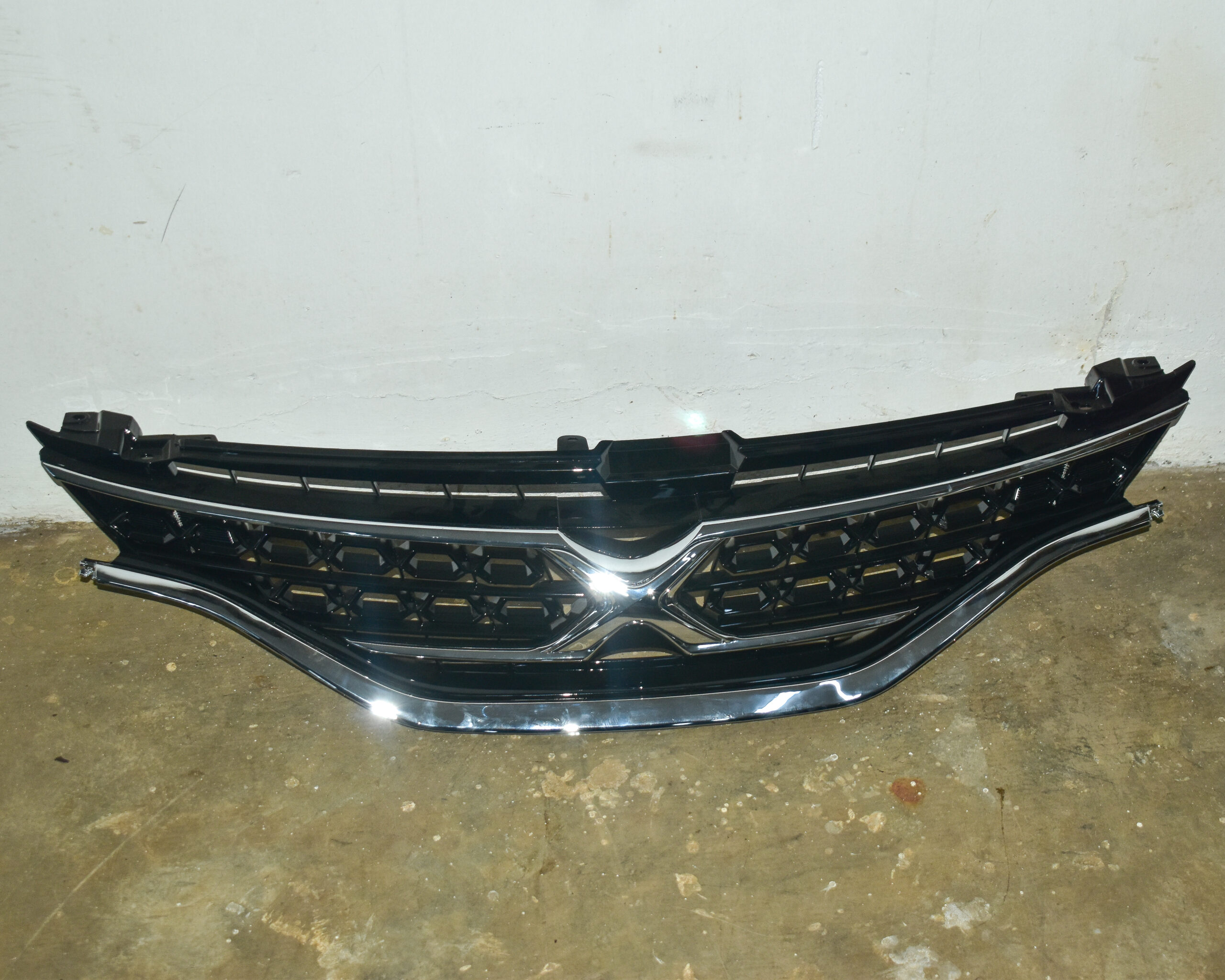 Toyota Mark X OEM Grill 2004-2009 - Image 2