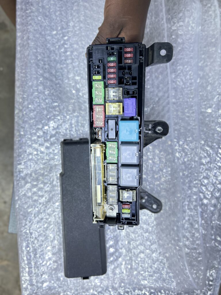 Crown & Mark x 2010-2012 Main fuse box