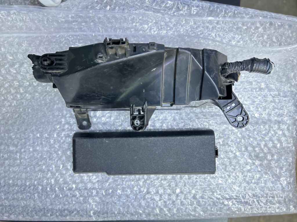Crown & Mark x 2004-2007 Main fuse box