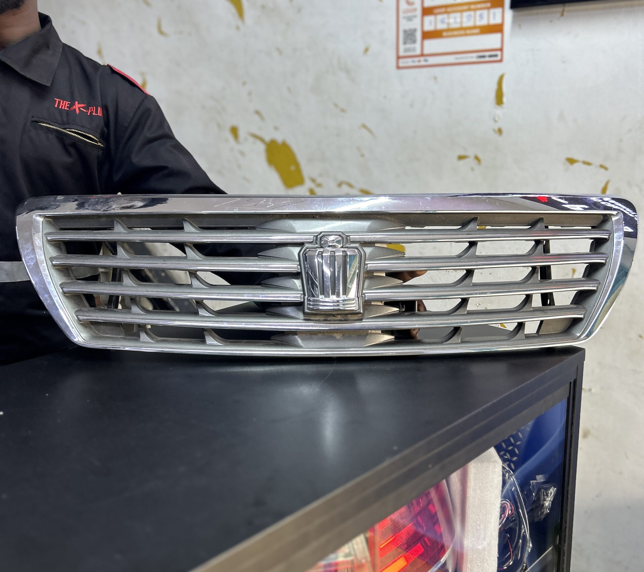 Toyota Crown GRS200 Front Grill (2010-2012) - Image 2