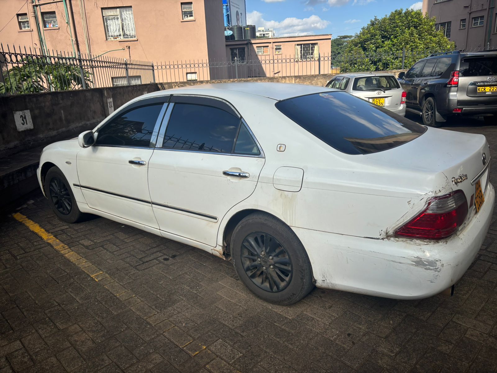 
								Toyota Crown Royal Saloon full									