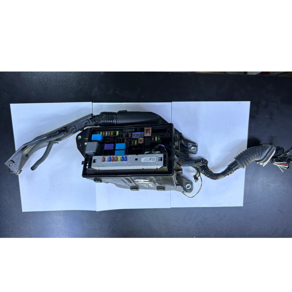 Toyota Crown AWS210 Main Fuse Box