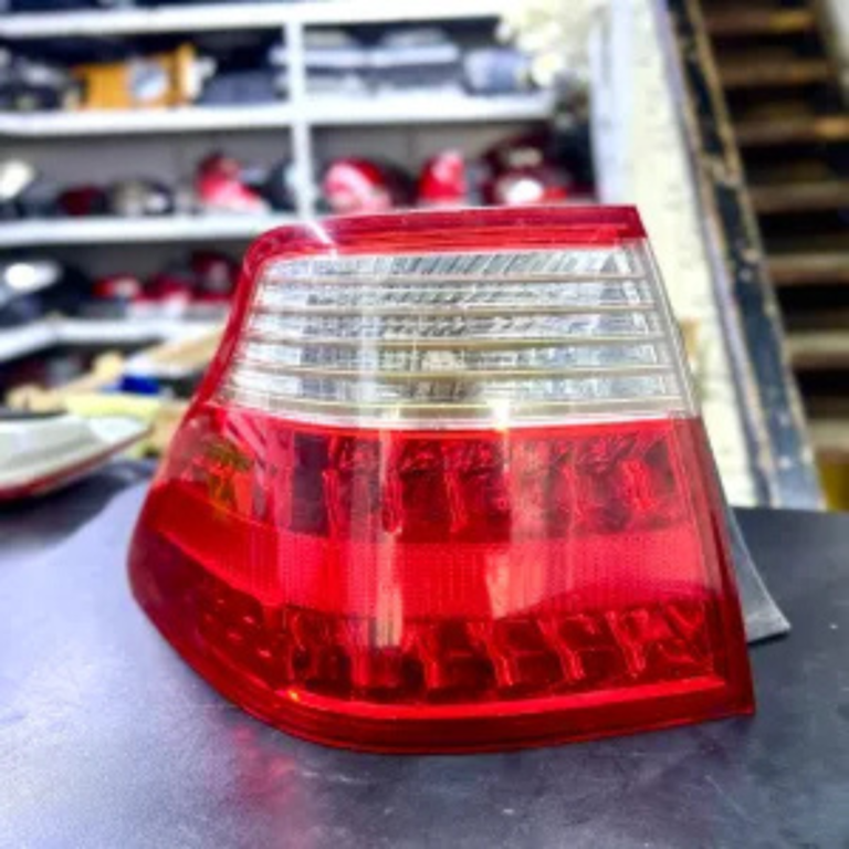 Toyota Crown Royal Saloon 2007 tail lights